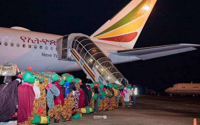 pelerins-aeroport-de-Conakry-AST