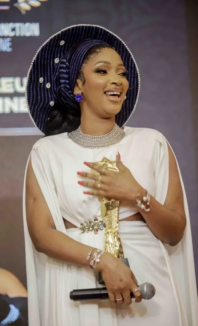 DJELYKABA_BINTOU_Meilleure_Artiste_Feminine_2023-768x1261