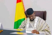 Guinée : Mamadi Doumbouya restructure la Primature et nomme 20 hauts cadres autour d’Amadou Oury Bah