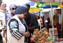 Mamou : la ministre Fatima Camara au marché central pour veiller sur les prix et la qualité des denrées
