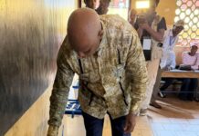 Scrutins législatifs et communaux : Boubacar Yacine Diallo vote à Matoto et lance un appel à la responsabilité et à la paix