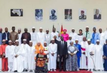 Devant les anciens conseillers du CNT, Mamadi Doumbouya rend hommage à leur engagement et dévoile une distinction nationale