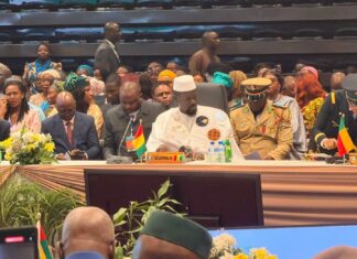 69ème sommet de la CEDEAO : à Freetown, Mamadi Doumbouya bouscule ses pairs et dénonce une organisation » trop politique «