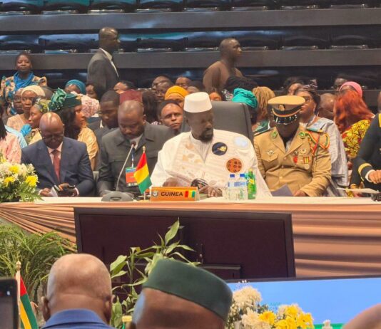 69ème sommet de la CEDEAO : à Freetown, Mamadi Doumbouya bouscule ses pairs et dénonce une organisation » trop politique «