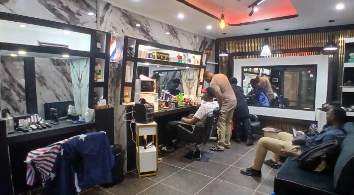 Conakry : Le salon « Amos Coiffure » inaugure ses nouveaux locaux à Lambanyi